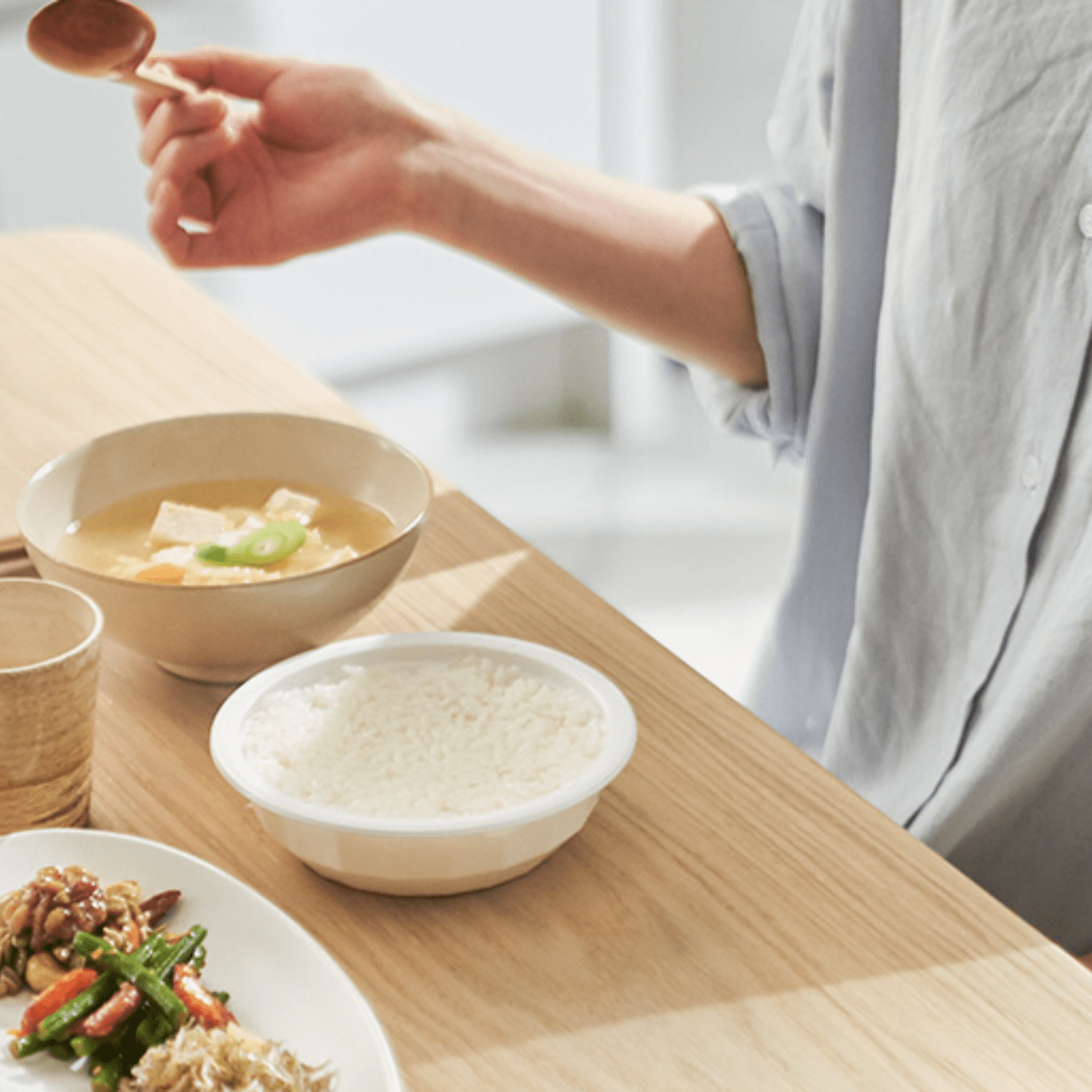 Bibigo Cooked Sticky White Rice 7.4 oz Bowls | Restaurant-Style Medium Grain White Rice Gluten-Free & Low Fat Food in Convenient Microwavable Bowl Quick & Easy Meal Pack of 8