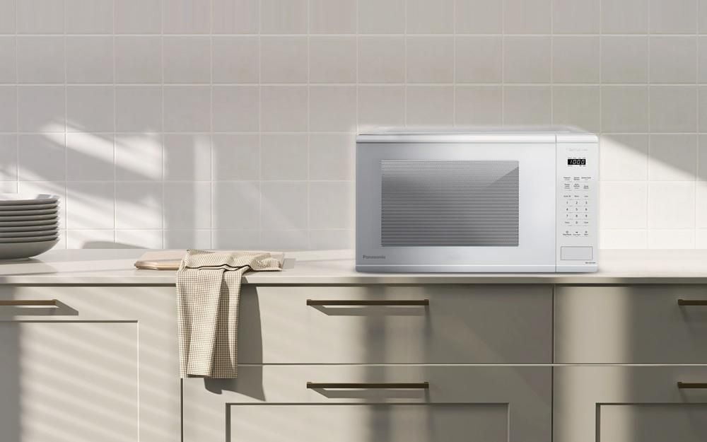 Four à micro-ondes Panasonic NNSG676WC Genius de taille moyenne, 1 100 W, 7 menus de cuisson automatique, verrouillage enfant, 1,3 Cu.ft, blanc