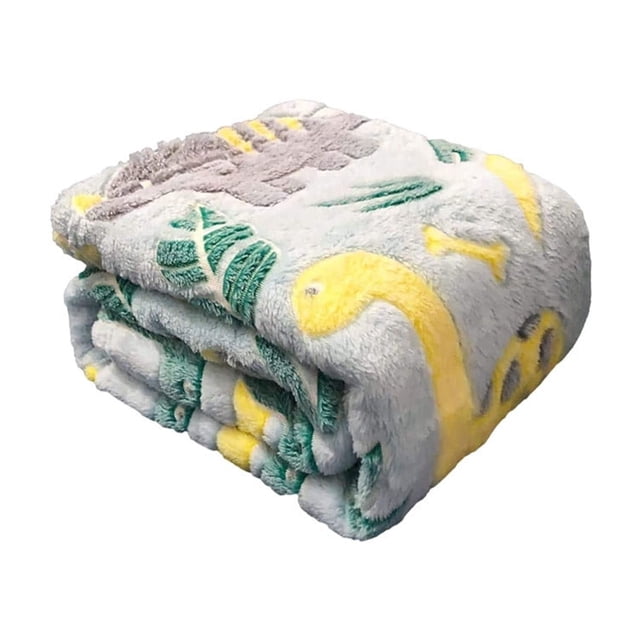 manta suave para dormir con diseño de dinosaurios y hojas que brilla en la oscuridad, decoración de cumpleaños, manta mágica con luz Dwellis, vista plegada en tres cuartos de una cobija peluda multicolor con motivos de dinosaurios amarillos y hojas verdes sobre fondo gris claro, textura de felpa visible y bordes plegados, apta para cama infantil o sofá; también adecuada como decoración de fiesta infantil.