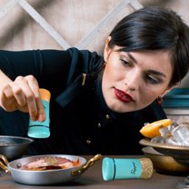 Vadktai Salt and Pepper Shakers Set, 5 Ounce Salt and Pepper Dispenser with Glass Bottom, Cute Salt and Pepper Shakers for Modern Home Kitchen Decor, Easy Filling