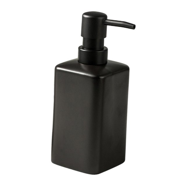 dispensador de jabón líquido para manos, contenedor de jabón con bomba, botella de loción con bomba vacía recargable portátil minimalista para baño y cuadrado negro Dispensador cuadrado negro Macarena de 360 ml con acabado mate cerámico, bomba manual y boquilla corta; vista 3/4 frontal sobre fondo neutro, cuerpo 7 x 7 x 17.5 cm, destinado a encimera o lavabo y uso con jabón, loción o champú.