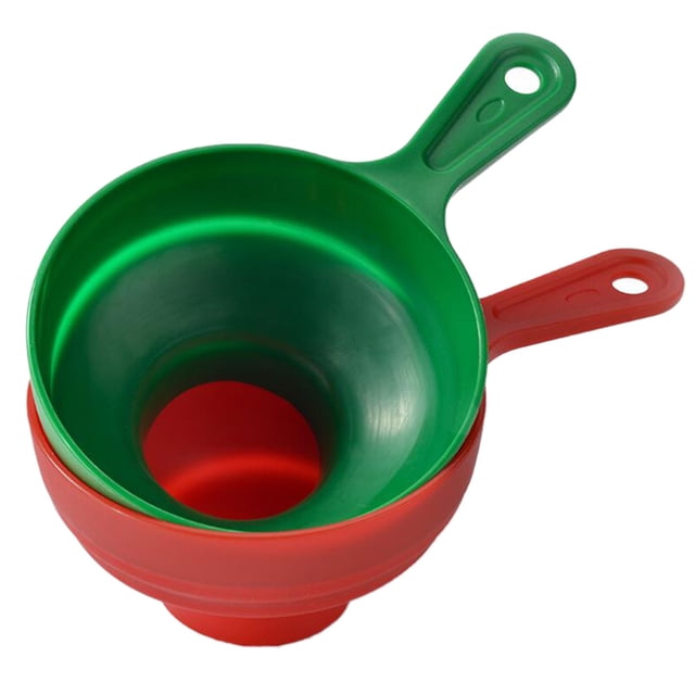 embudos plegables de silicona para transferencia de líquido, 2 uds. Juego de dos embudos plegables en colores surtidos (verde y rojo), vista 3/4 frontal que muestra la boca ancha y la boquilla cónica, mangos con orificio para colgar y cuerpo flexible de silicona, plegables para almacenaje compacto, tamaño aprox. 20 x 12 x 7 cm; prácticos para verter líquidos y polvos en botellas o frascos.