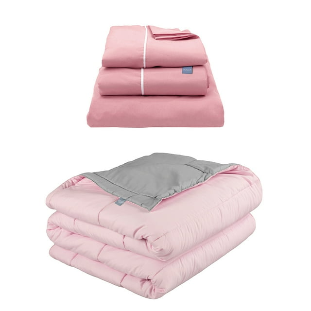 edredón dos vistas queen size rogga rosa - gris perla + sábanas royal edredón reversible Rogga en microfibra, vista apilada con sábanas rosas dobladas y edredón rosa con costuras horizontales; canto volteado muestra reverso gris perla, medidas queen 229 cm x 230 cm, textura ligera y suave al tacto visible, a menudo usado para coordinar juego de sábanas.