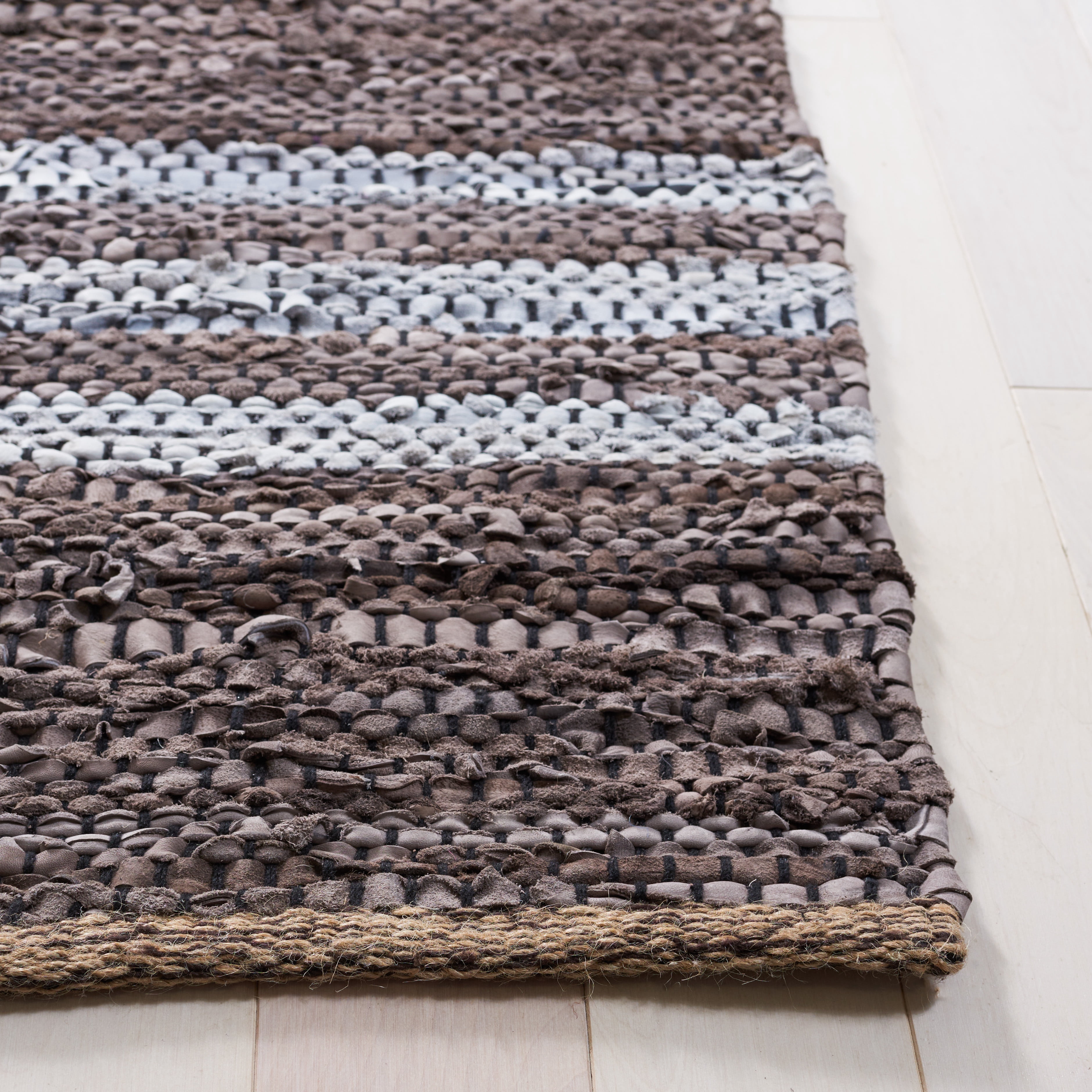 SAFAVIEH Vintage Leather Grace Striped Area Rug, Silver/Ivory, 4' x 6'