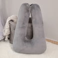 thumbnail image 1 of Los coches llevan almohadas y almohadas para niños, y todo es gris., 1 of 5