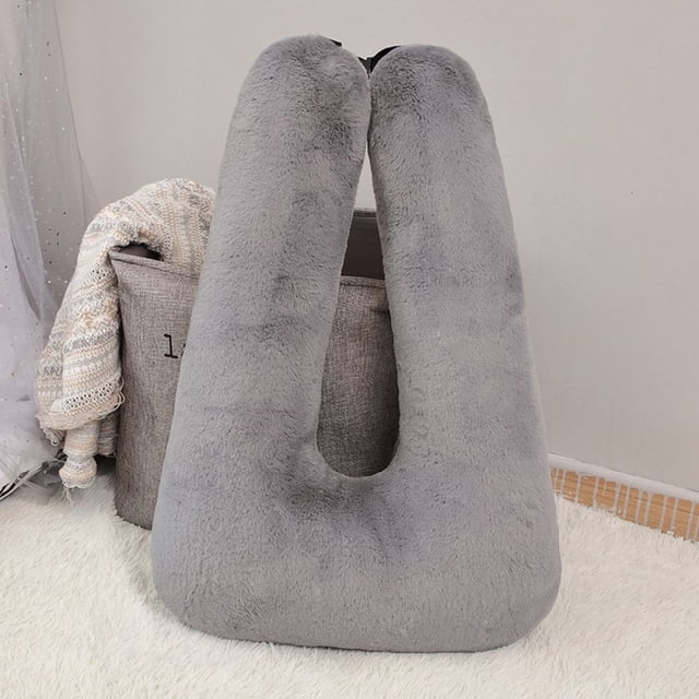 Los coches llevan almohadas y almohadas para niños, y todo es gris.
