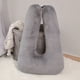 thumbnail image 1 of Los coches llevan almohadas y almohadas para niños, y todo es gris., 1 of 5