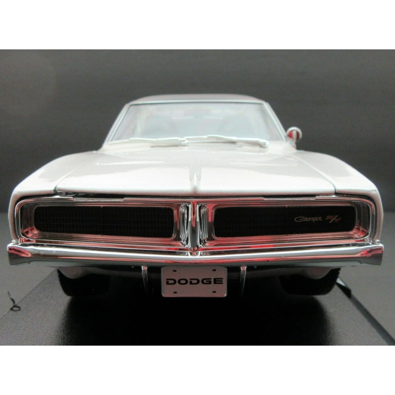 1969 Dodge Charger R/T Pearl White 1:18 Metal Die Cast Maisto