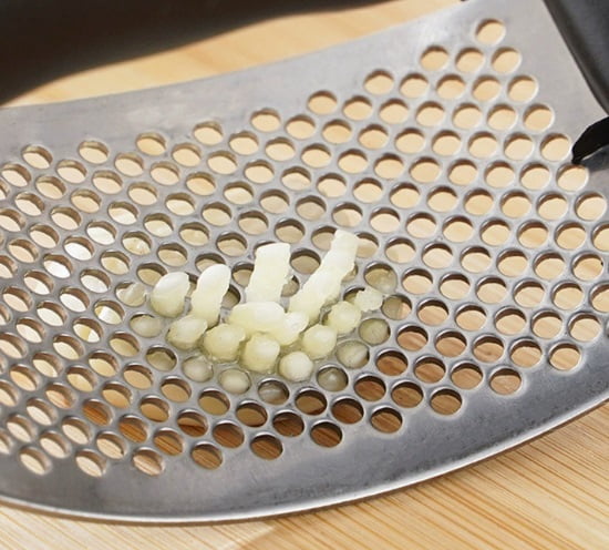 Kitchen manual garlic masher, household small garlic masher, garlic ginger garlic masher, stainless steel ring garlic press