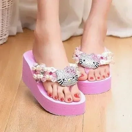 

Sanrio Y2k Millennial Spice Girl Hello Kitty Flip Flops Lovely Girl Beach Slippers Harajuku Full Diamond Wedge Muffin Slippers zeruo
