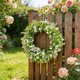 thumbnail image 5 of Corona de flores artificiales para la puerta principal | Guirnalda artificial de primavera y verano | Corona decorativa para la puerta, la pared, la ventana, el porche, 5 of 7