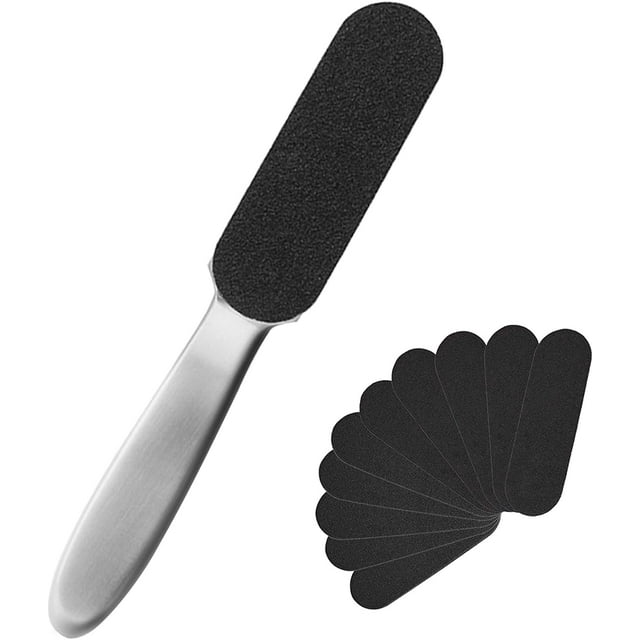 Lime à Râpe pour Pied, Outil de Pédicure pour Pieds Double Face en Acier Inoxydable avec 10 Papiers Sablés de Rechange Affichés. Doté d'Une Poignée Ergonomique et d'Une Conception Double Face avec des surfaces Grossières et Fines pour l'Élimination des Callos et les Soins des Peaux Mortes. Comprend des Remplacements de Papier Sablé Supplémentaires pour des Soins Polyvalents des Pieds.