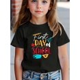 thumbnail image 1 of PRIMER DÍA DE CLASES Camiseta para niña con estampado de letras llamativas de la abuela - Cuello redondo versátil, 1 of 7
