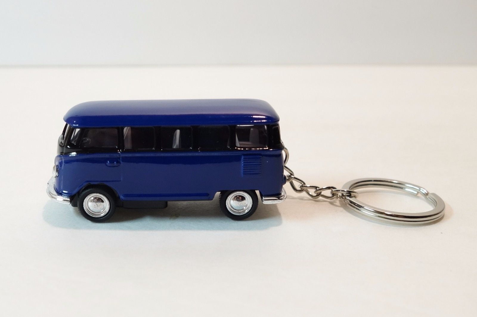 Kinsmart 1962 KeyChain Blue Volkswagen Classical Bus Diecast Scale 1:64