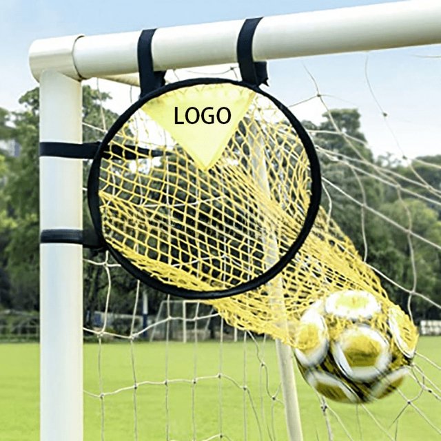 Práctica de tiro con arco en el área de portería de fútbol, tiro con tiro libre, entrenamiento de fútbol, entrenamiento de fútbol, posicionamiento de portería de fútbol, tiro