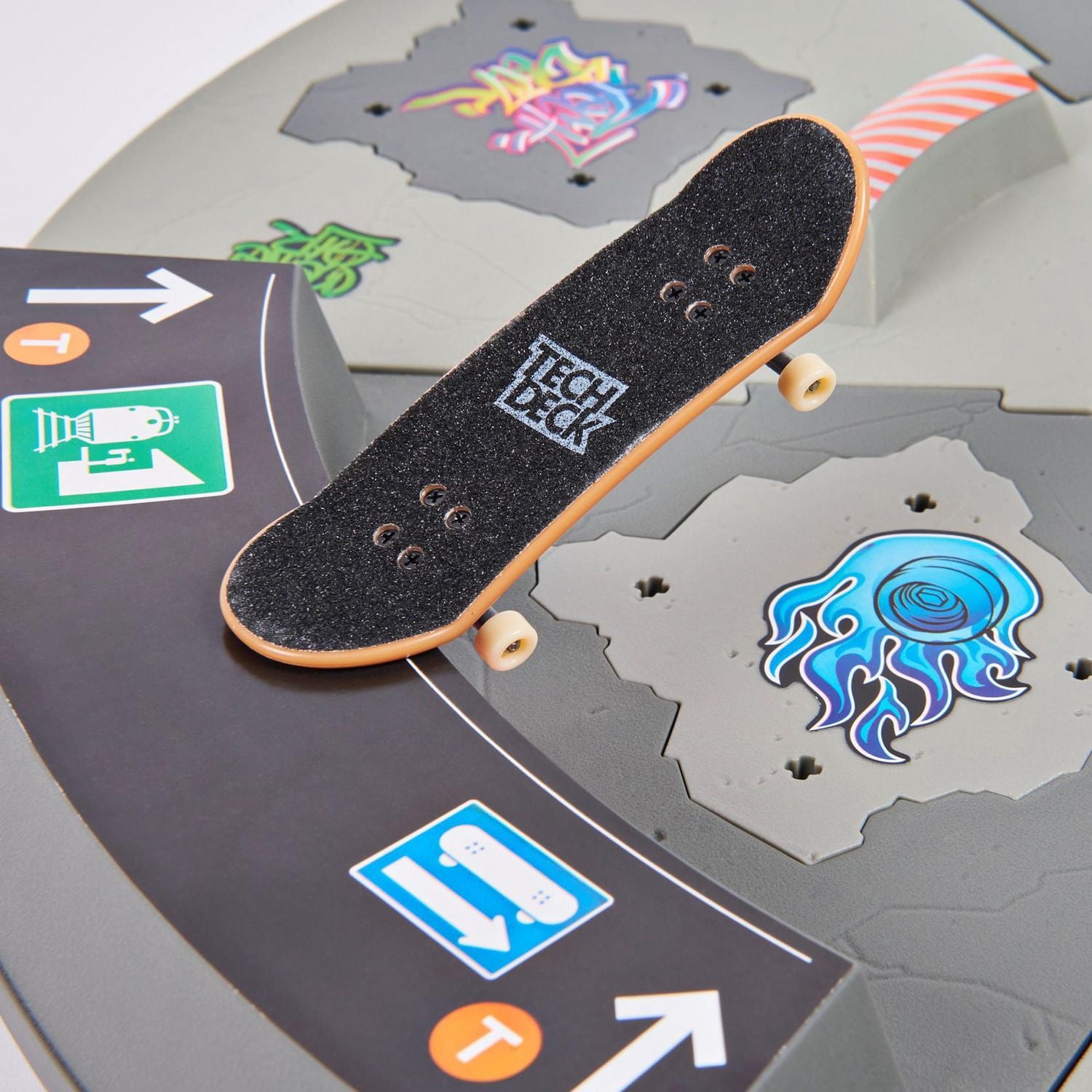 Tech Deck, Shredline 360 Motorized Skate Park, X-Connect Creator, Customizable and Buildable Turntable Ramp Set with Exclusive Fingerboard, Kids Toy for Boys and Girls Ages 6 and up