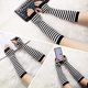thumbnail image 1 of 1 par de guantes sin dedos calentadores de brazo largo gris claro ZefeiWu 8390611215163, 1 of 1