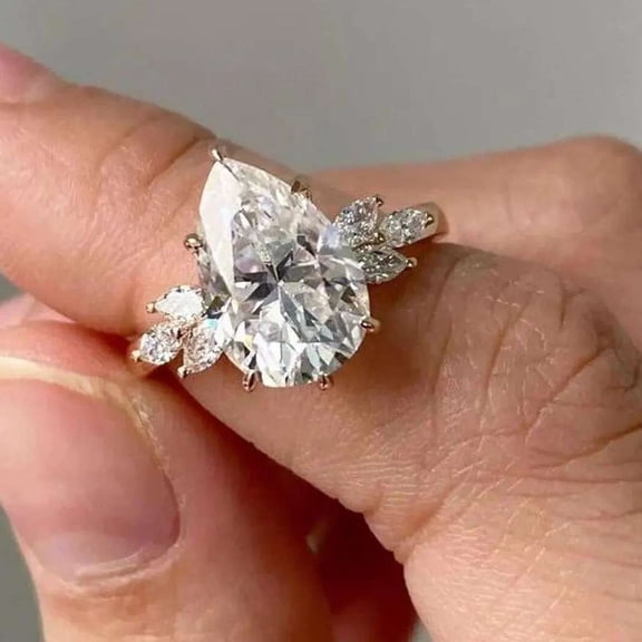 vylahjewellery Classic Pear Cut Moissanite Diamond Engagement Ring with Leaf-Shaped Diamond Accents Gold Anniversary Ring Brilliant Luxurious Wedding Promise Gift for Her