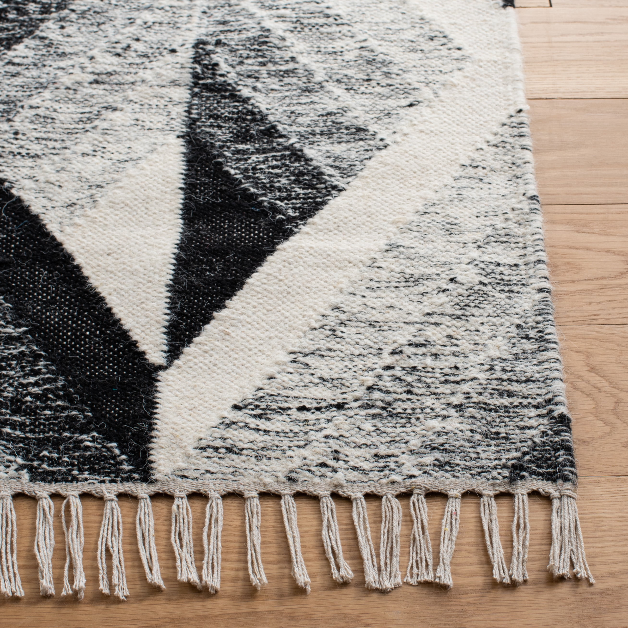 SAFAVIEH Kilim Stephanie Geometric Area Rug, Ivory/Black, 4' x 6'