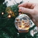 thumbnail image 4 of Adorno de muñeco de nieve | Colgante de bola de cristal acrílico con diseño de copo de nieve para decoración de árbol de Navidad, decoración colgante para el hogar, la oficina o el coche, 4 of 6