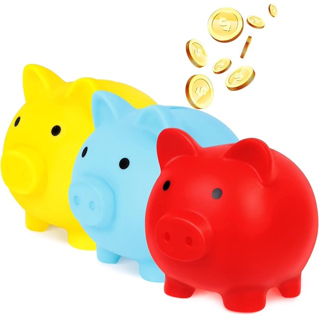 3 alcancías pequeñas y bonitas de plástico con forma de cerdito para adultos Multicolor (rojo, azul, amarillo) en vista frontal 3/4; silueta redondeada de plástico mate, ojitos negros y boquilla superior para monedas; medidas aprox. 11.5 x 10 x 13 cm; tapón plástico roscado en la base para extraer monedas; fondo blanco, alcancía decorativa y juguete novedoso para fomentar el hábito de ahorrar.