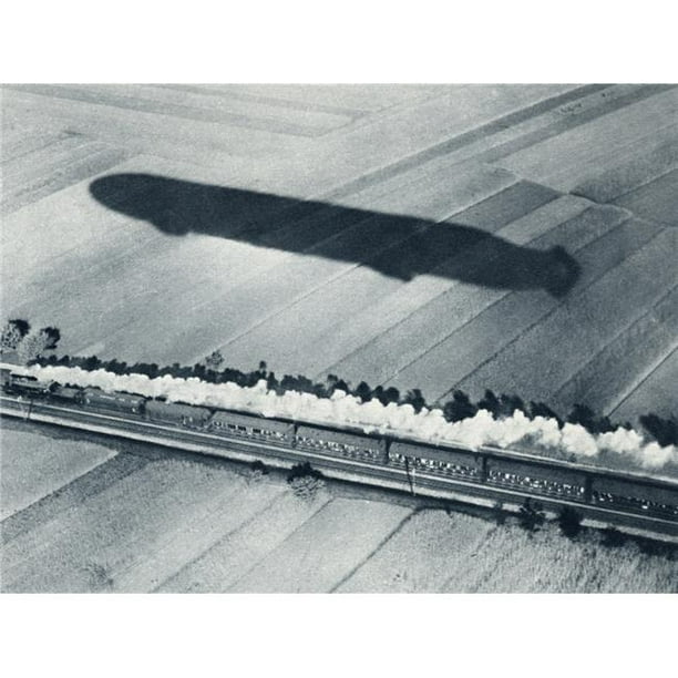 Posterazzi DPI1872329LARGE Ombre du Navire Aérien Rapide Zeppelin Schwaben en Rythme avec une Impression d'Affiche Express, 32 x 24