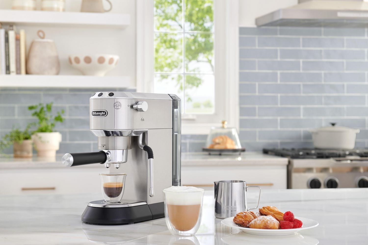 La machine à espresso Dedica Arte de De’Longhi EC885M, acier inoxydable