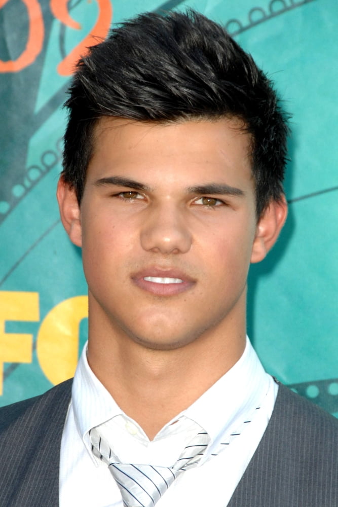Taylor Lautner At Arrivals For Teen Choice Awards Gibson Amphitheatre ...