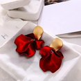 thumbnail image 4 of Pendientes largos bohemios de verano con pétalos de rosa de acrílico, pendientes colgantes de flores exageradas, pendientes con borlas florales para mujeres y niñas, ideales para f, 4 of 5