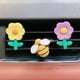 thumbnail image 4 of Juego de pinzas de aromaterapia para salida de aire de coche con flores de resina (cada una con 1 pastilla de fragancia), 4 of 5