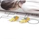 thumbnail image 5 of Pendientes Vintage de Metal Pesado Shaofei con Forma de Hoja Dorada, 5 of 5