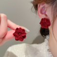 thumbnail image 4 of Pendientes florales flocados con agujas plateadas, pendientes sencillos y versátiles con sentido de temperamento a la moda de alta gama, 4 of 5