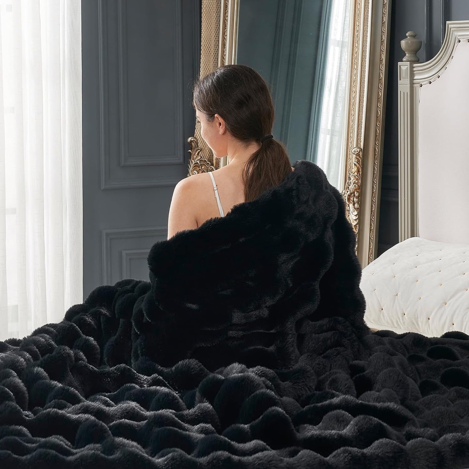 GHOUSE Fuzzy Faux Fur Blanket Fluffy Throw Blanket 50x60 inches Furry Soft Black Blanket for Couch Chair Bed