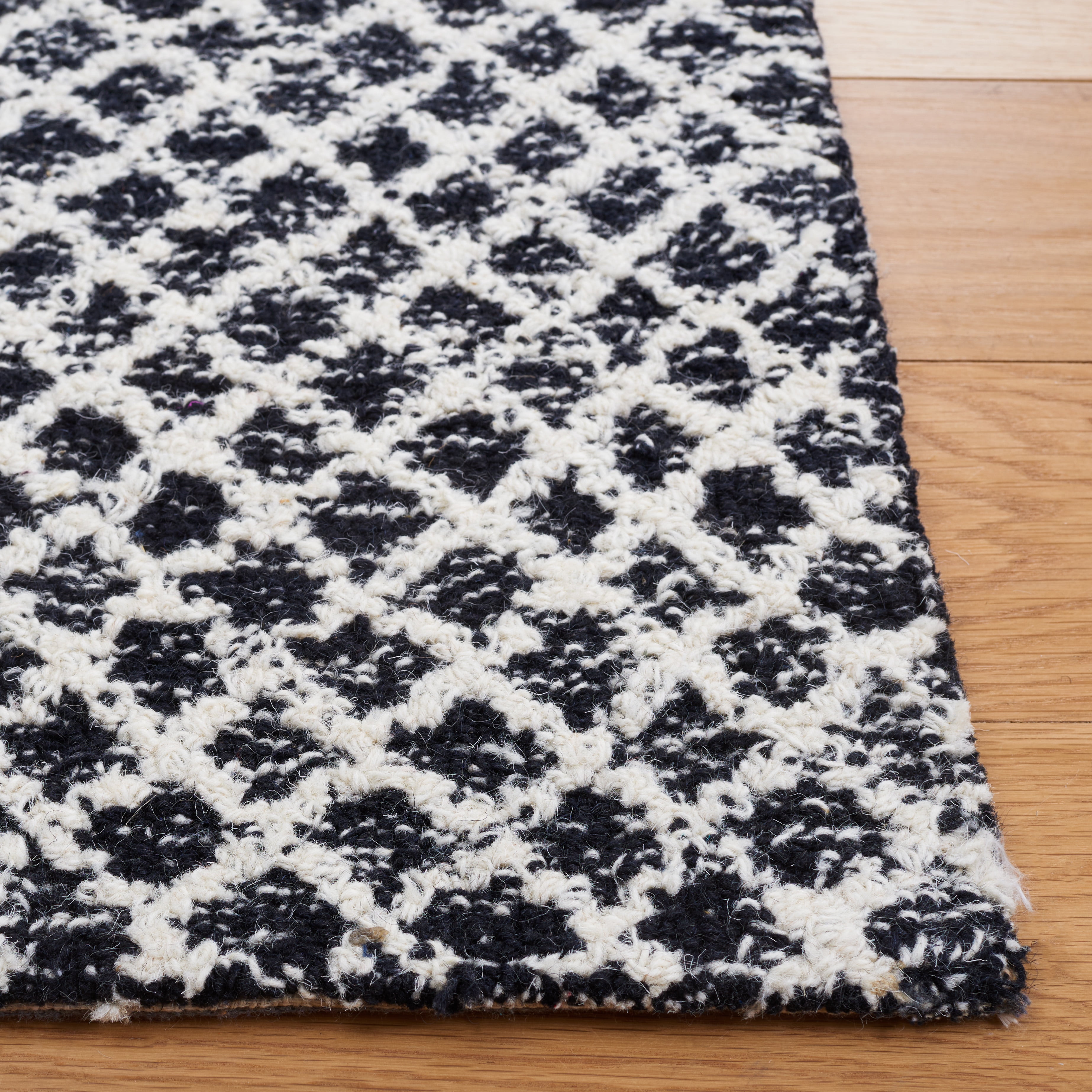 SAFAVIEH Micro-Loop Arnold Diamond Runner Rug, Black/Ivory, 2'3" x 9'