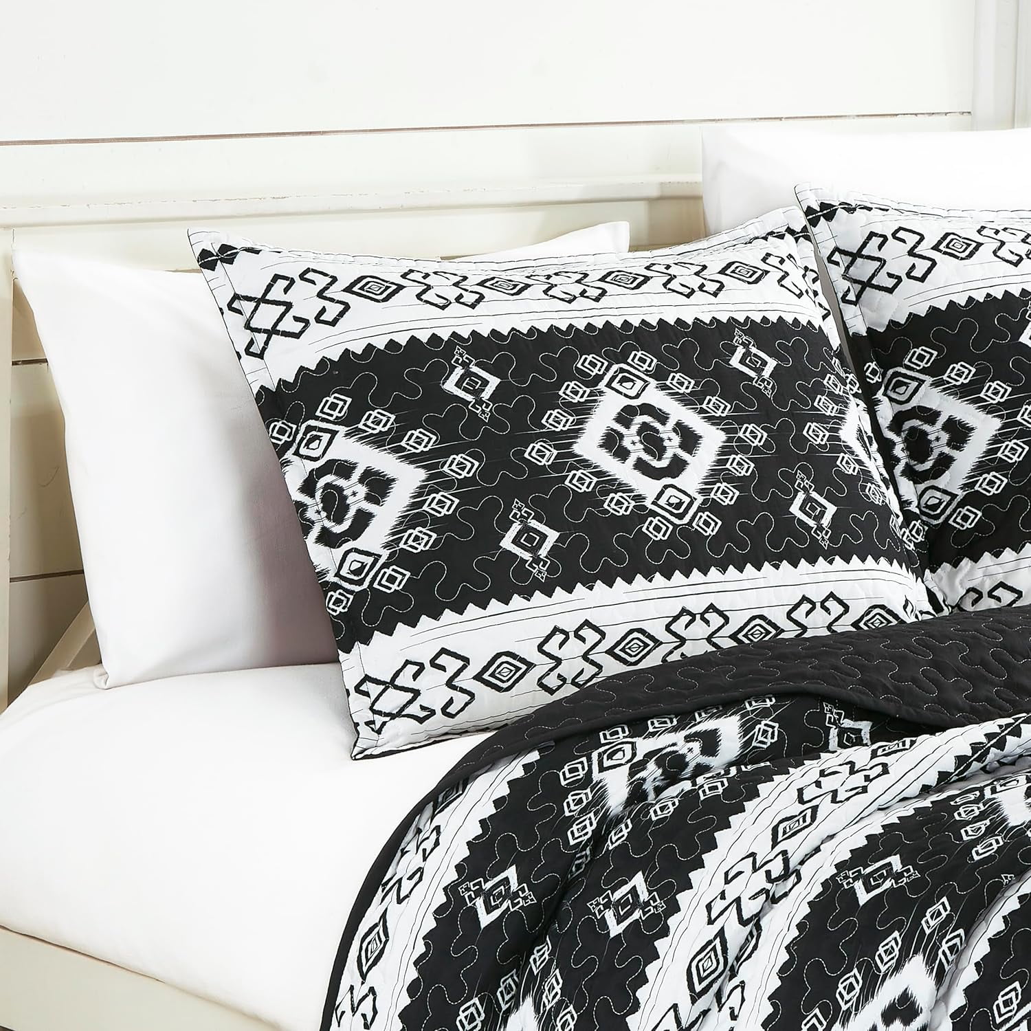 Chezmoi Collection Indie 3-Piece Southwestern Quilt Set, Black White Geometric Symbols Printed Microfiber Lightweight Quilted Bedspread Set, Queen