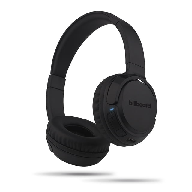 audífono inalámbrico billboard carbono hi-fi billboard carbono hi fi Auriculares inalámbricos plegables negro mate, vista 3/4 frontal; copa con logo billboard, botones integrados, puerto de carga y LED visibles, almohadillas acolchadas y diadema ajustable; batería hasta 32 h y cono de neodimio; también adecuados para llamadas y viaje.