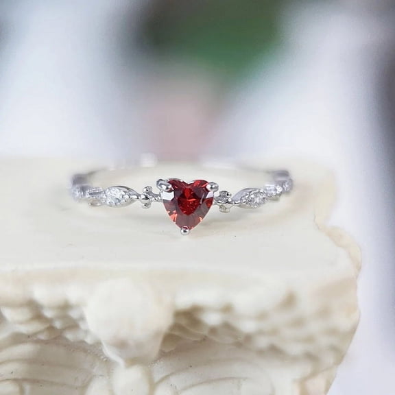 Womens Heart Shape Alloy Ring Inlaid with Zircon Rhinestones Love Ruby Ring Fashion Jewelry Gift Silver Golden and Rose