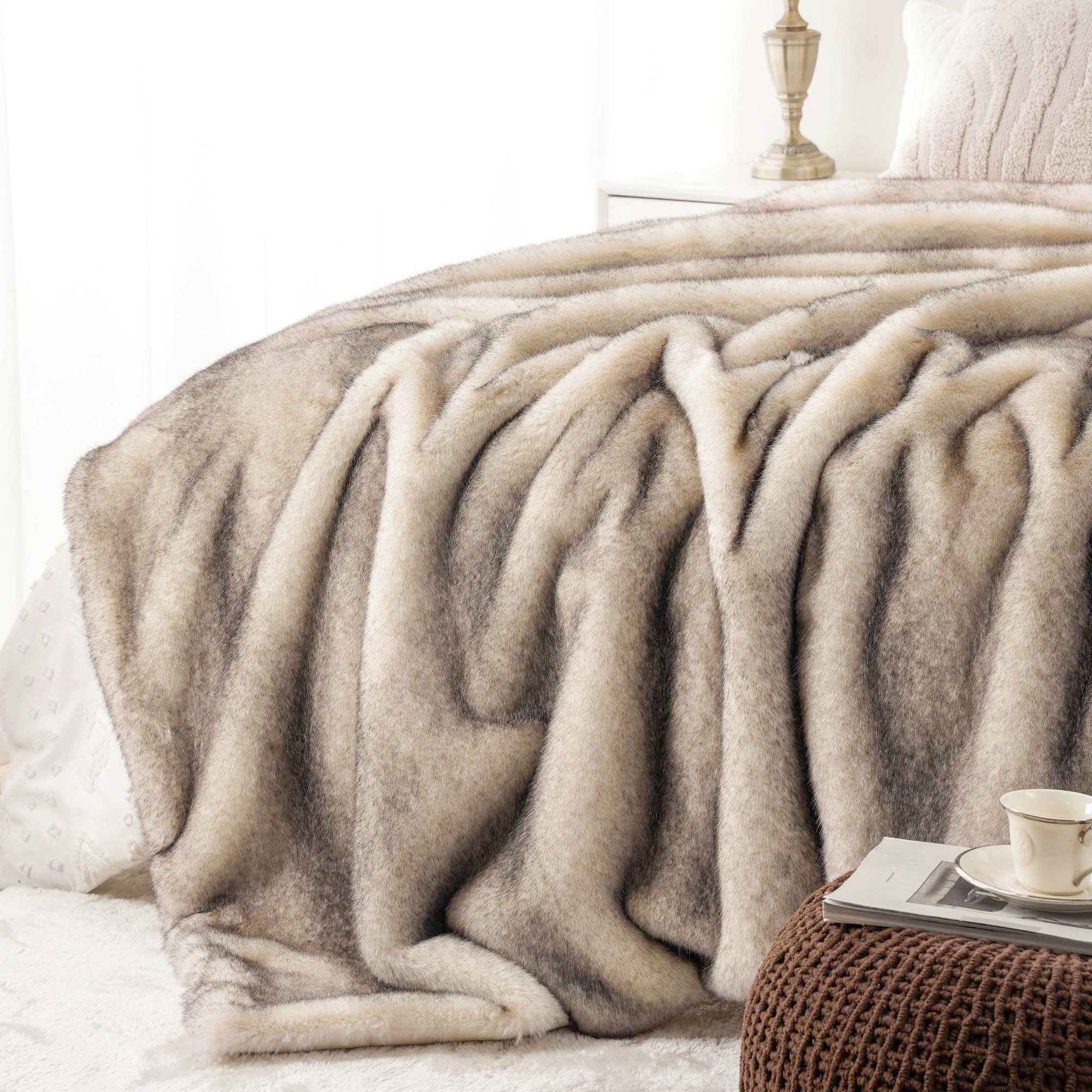 Battilo Cream Faux Fur Throw Blanket, Large Mink Fake Fur Throw,Fuzzy Thick Plush Blanket,50"x60"