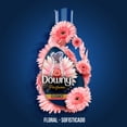 thumbnail image 3 of Suavizante Downy Elegance, perfume sofisticado con notas florales, 2.6 l, 3 of 5