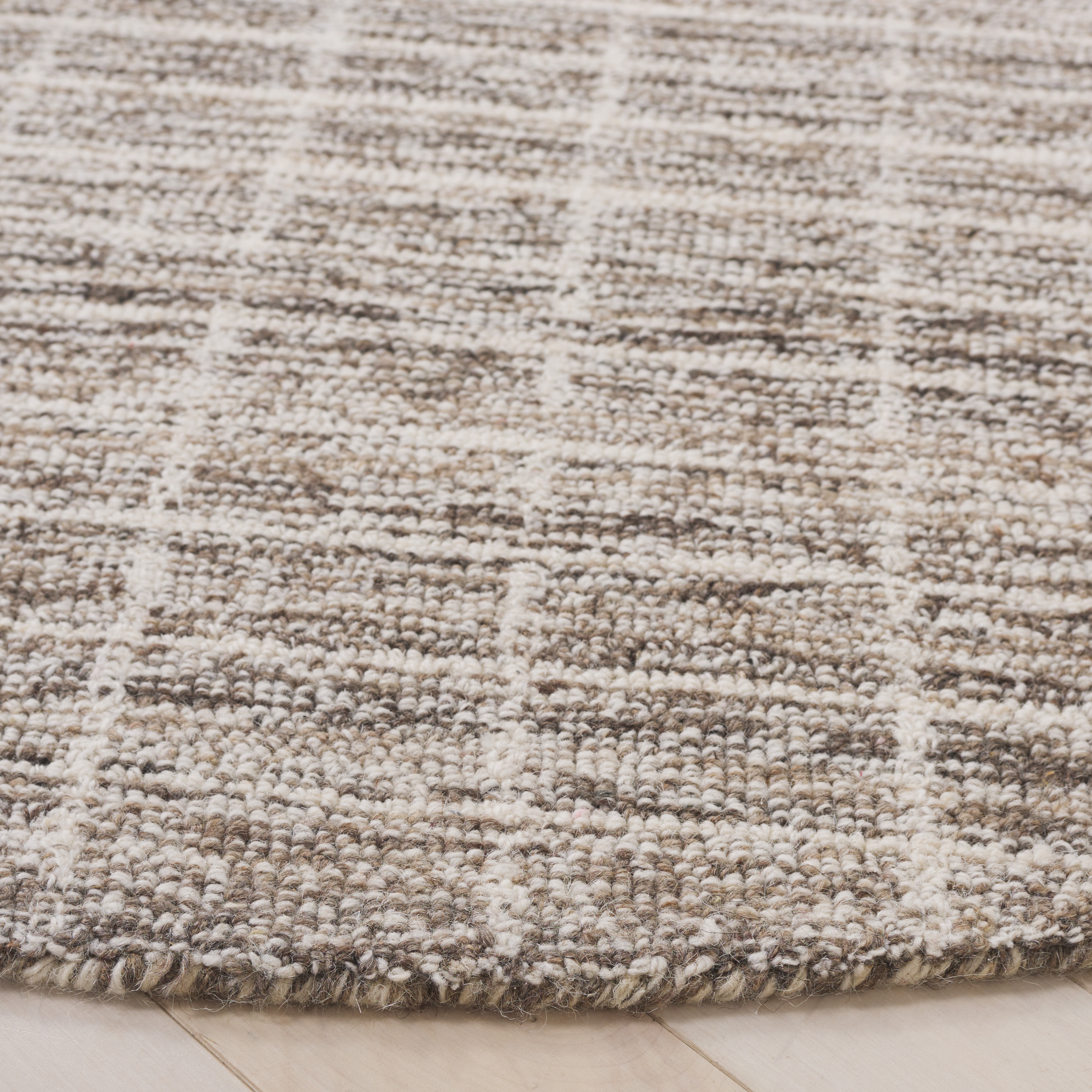 SAFAVIEH Ebony Garret Geometric Area Rug, Natural/Gray, 6' x 6' Round
