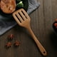thumbnail image 4 of Pala de Madera para Cocinar, Utensilio de Cocina Antiadherente con Ganchos, Acabado Sin Costuras, Agarre Resistente Al Calor, Utensilios de Cocina de Madera Natural para Estufa/Sartén, 4 of 6