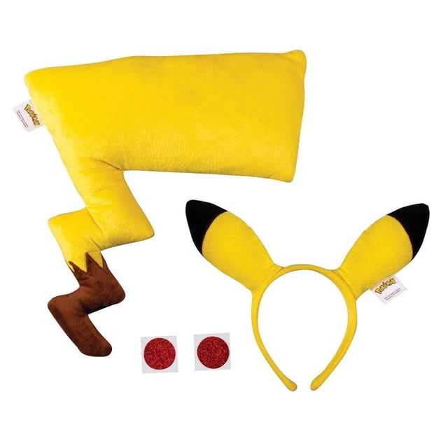 disfraz jakks pacific pokémon accesorios de pikachu unitalla Conjunto de accesorios amarillos para Pikachu: diadema con orejas negras en punta, cola acolchada en forma de rayo con base marrón y dos parches rojos adhesivos sobre fondo blanco; adecuado para disfraces, fiestas y cosplay.