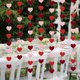 thumbnail image 4 of Guirnalda decorativa con diseño de corazones para puertas y ventanas de San Valentín. Vertical, 4 of 9