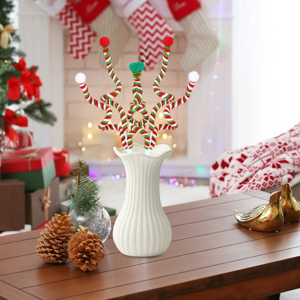 Adornos navideños con recortes, adornos verdes y rojos para el árbol de Navidad.