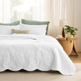 thumbnail image 1 of Juego de ropa de cama prelavada Quilt Bedsure, tamaño queen, blanco, con 2 fundas, 1 of 9