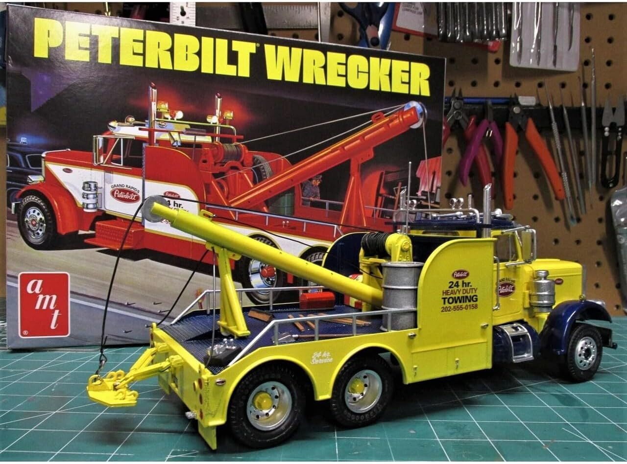 AMT Peterbilt 359 Wrecker 1:25 Scale Model Kit