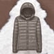 thumbnail image 4 of Chaqueta de plumón plegable Hanzidakd para mujer, ligera, con cuello alto, manga larga, cálida y con capucha, color beige, talla XL, 4 of 5