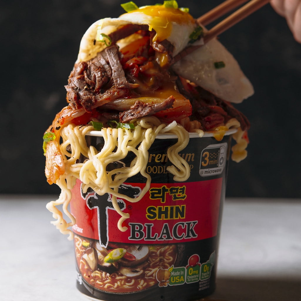 Nongshim Shin Black Spicy Beef & Bone Broth Ramyun Premium Ramen Noodle  Soup Cup, 3.5oz X 1 Count