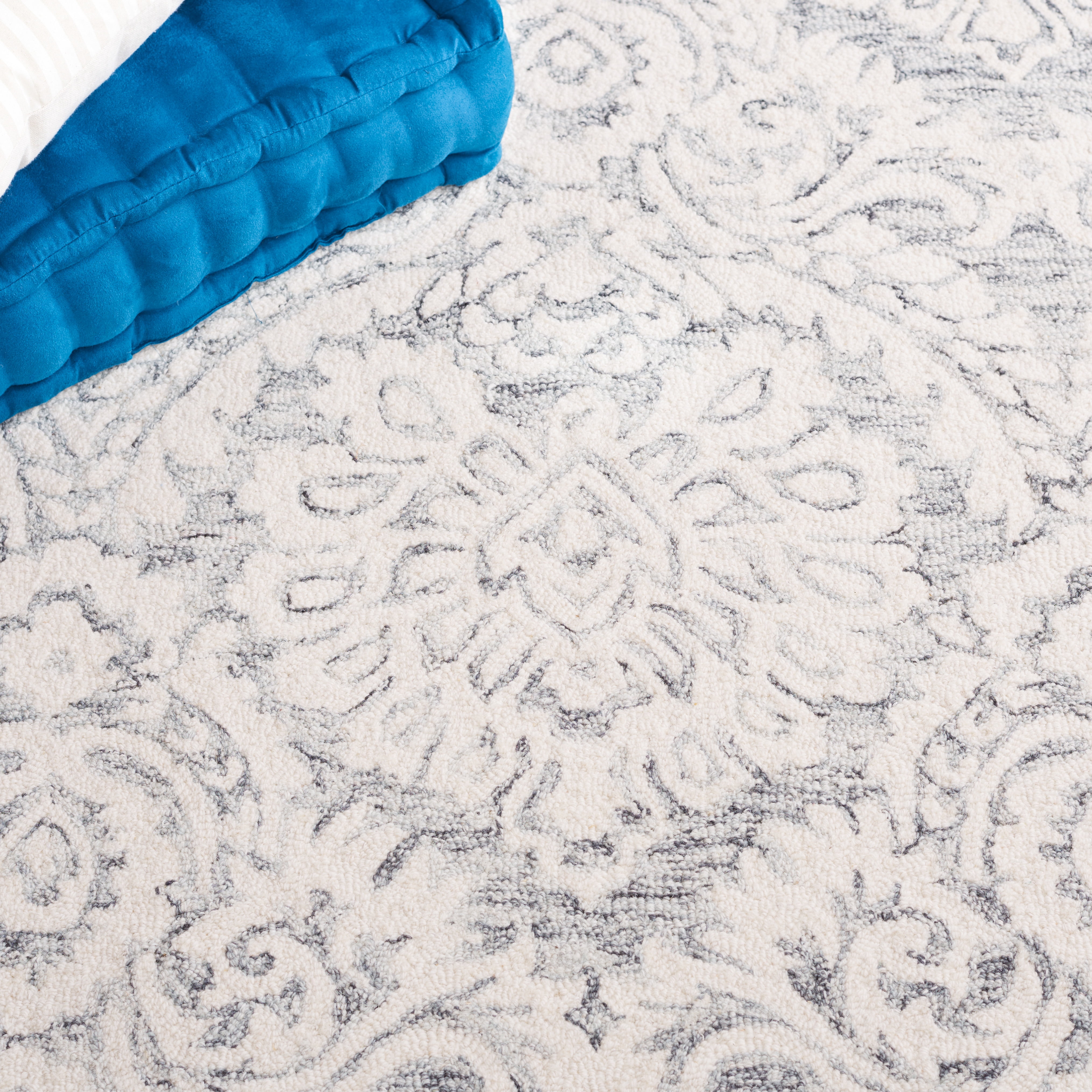 SAFAVIEH Blossom Travis Damask Area Rug, Grey/Ivory, 8' x 10'