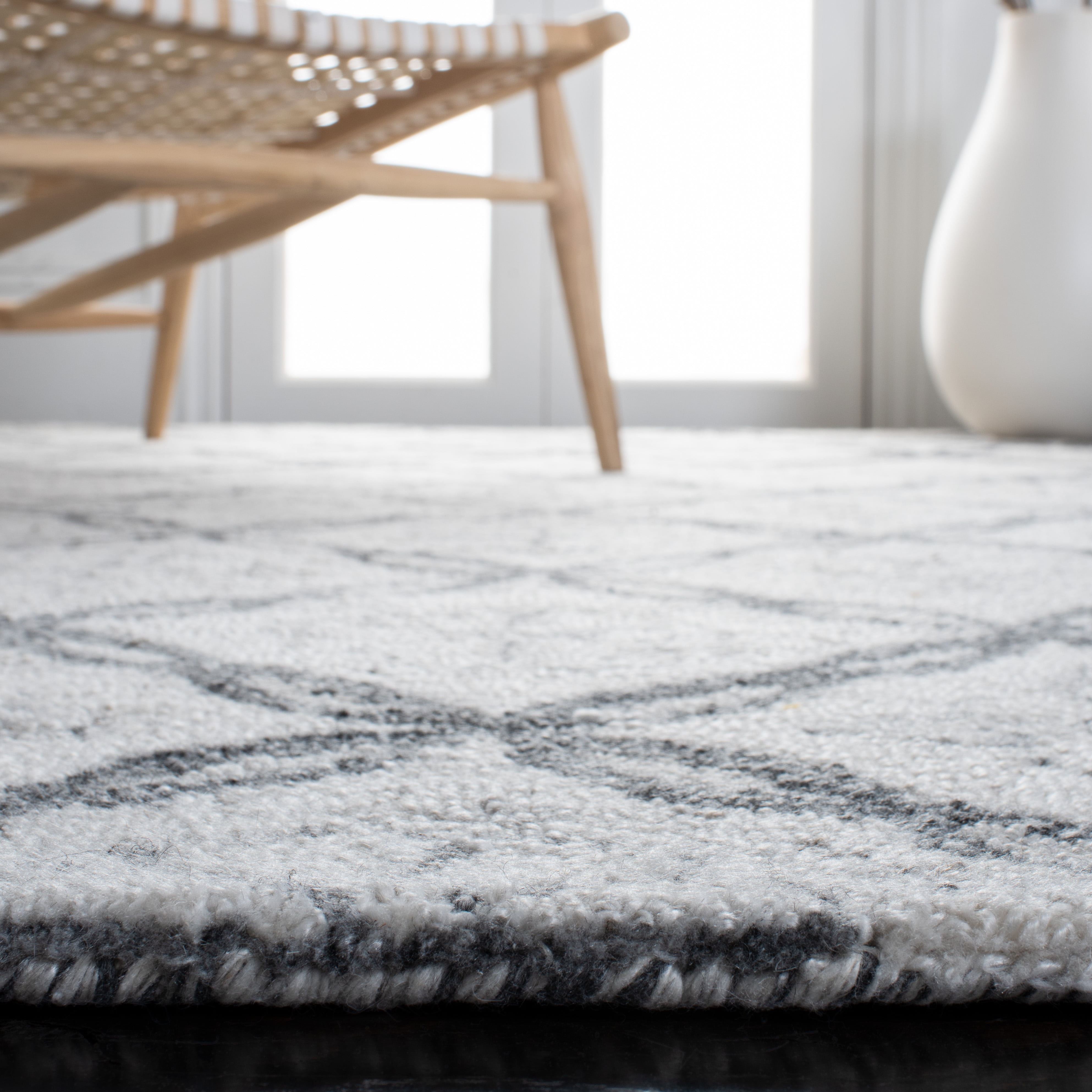 SAFAVIEH Marquee Anthony Geometric Area Rug, Ivory/Grey, 6' x 6' Round